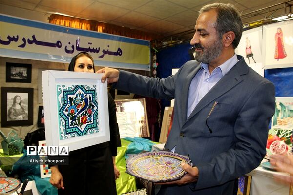 بازدید معاون پرورشی و فرهنگی شهر تهران از نمایشگاه هفتگی مشاغل