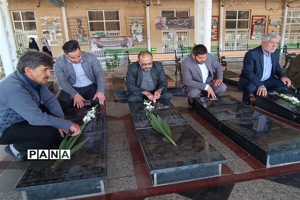 آیین گلباران مزار شهدا به‌مناسبت  گرامیداشت روز معلم در ملارد