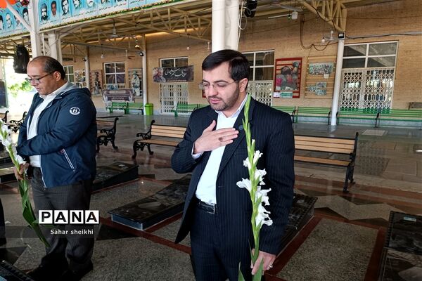 آیین گلباران مزار شهدا به‌مناسبت  گرامیداشت روز معلم در ملارد