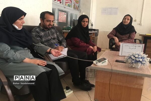 گرامیداشت هفته سلامت در دبیرستان شاهد فیض ناحیه ۳ شیراز