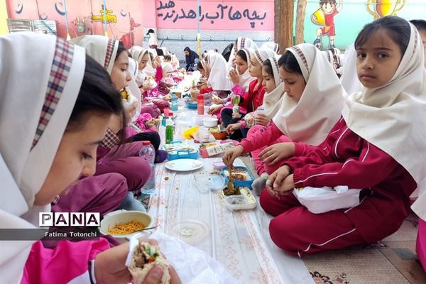 ناهار وحدت  در دبستان دخترانه بعثت ناحیه 3 شیراز