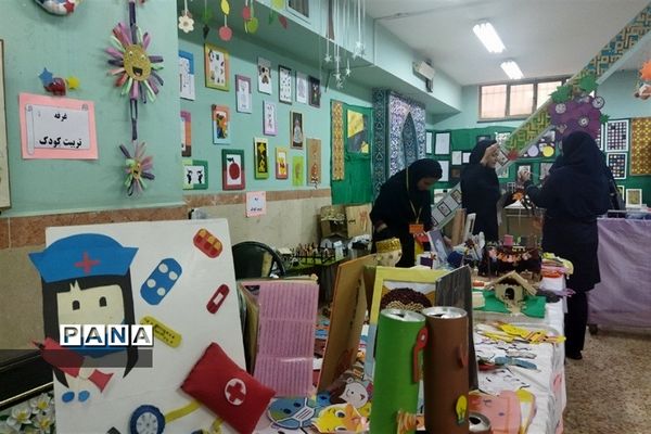 برگزاری نمایشگاه به مناسبت هفته مشاغل در هنرستان فاطمیه