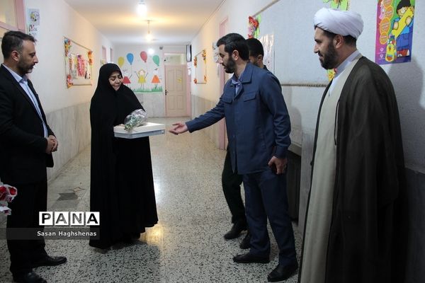 تجلیل از مقام شامخ مجاهدان عرصه تعلیم و تربیت در واحدهای آموزشی اسلامشهر