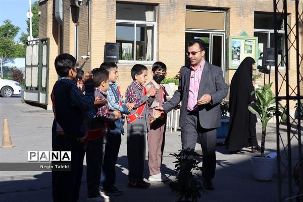 تجلیل دانش‌آموزان عضو سازمان دانش‌آموزی به مناسبت روز معلم