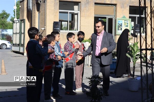 تجلیل دانش‌آموزان عضو سازمان دانش‌آموزی به مناسبت روز معلم