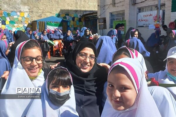 جشن بزرگ‌  گرامیداشت روز معلم در دبستان شهید سجادیان رودهن