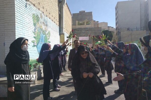 جشن بزرگ‌  گرامیداشت روز معلم در دبستان شهید سجادیان رودهن