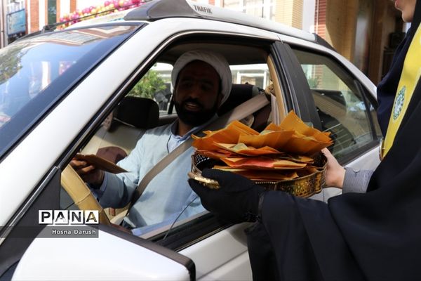 تبریک پیشتازان به معلمان ستادی اداره کل خراسان رضوی در آغاز هفته معلم