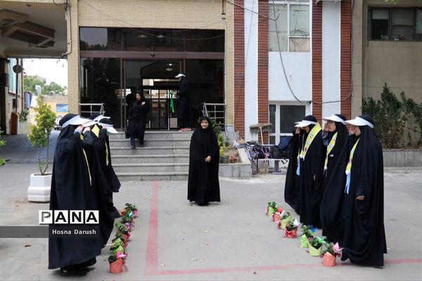 تبریک پیشتازان به معلمان ستادی اداره کل خراسان رضوی در آغاز هفته معلم