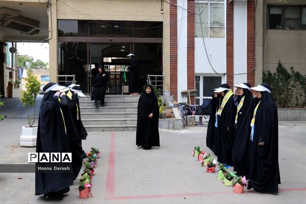 تبریک پیشتازان به معلمان ستادی اداره کل خراسان رضوی در آغاز هفته معلم