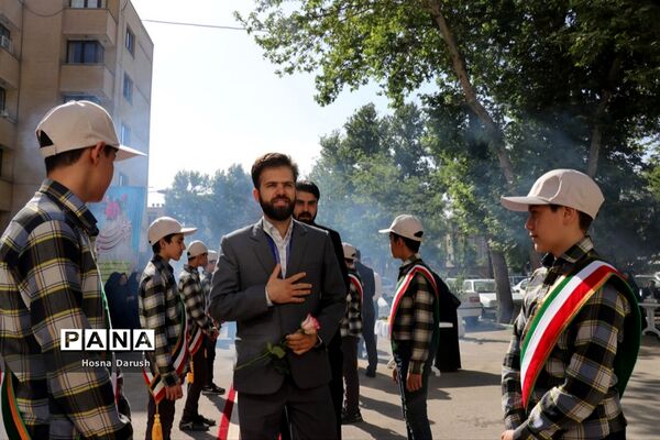 تبریک پیشتازان به معلمان ستادی اداره کل خراسان رضوی در آغاز هفته معلم