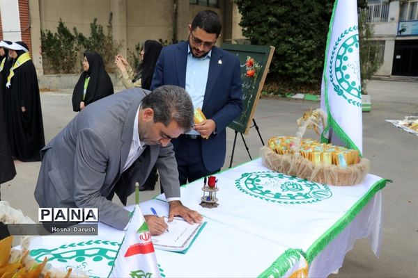 تبریک پیشتازان به معلمان ستادی اداره کل خراسان رضوی در آغاز هفته معلم