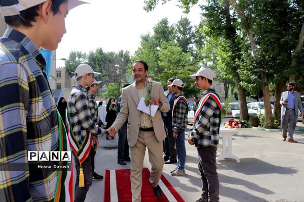 تبریک پیشتازان به معلمان ستادی اداره کل خراسان رضوی در آغاز هفته معلم