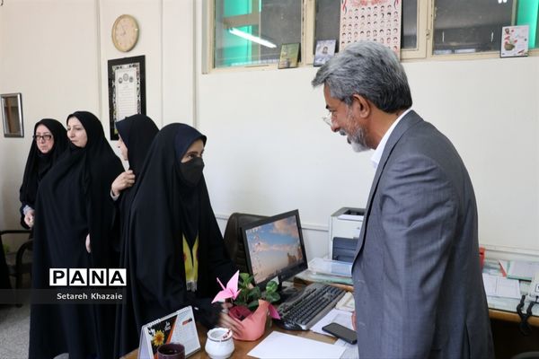 تقدیر از مسئولان اداره‌کل آموزش و پرورش خراسان رضوی در محل کار