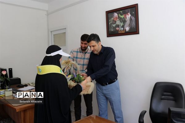 تقدیر از مسئولان اداره‌کل آموزش و پرورش خراسان رضوی در محل کار