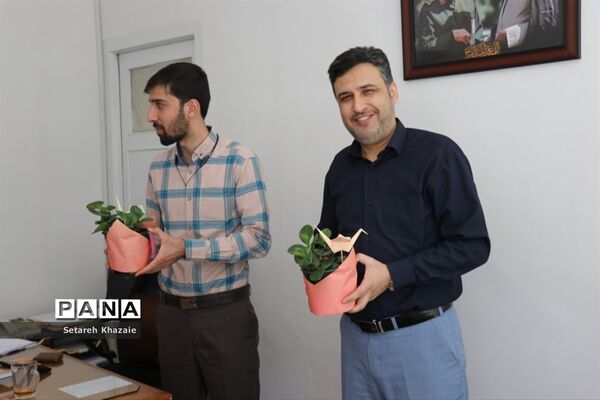 تقدیر از مسئولان اداره‌کل آموزش و پرورش خراسان رضوی در محل کار