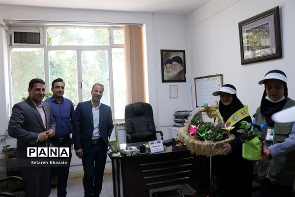 تقدیر از مسئولان اداره‌کل آموزش و پرورش خراسان رضوی در محل کار