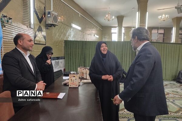 میز خدمت بسیج فرهنگیان آموزش و پرورش رودهن در نماز جمعه