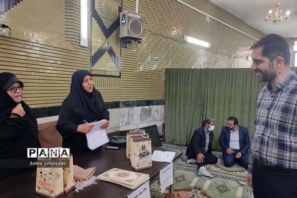 میز خدمت بسیج فرهنگیان آموزش و پرورش رودهن در نماز جمعه