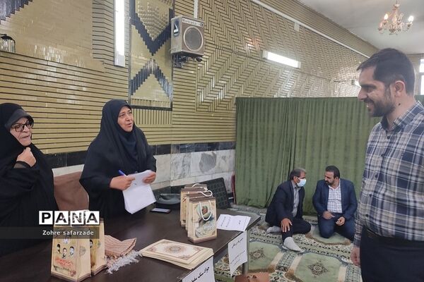 میز خدمت بسیج فرهنگیان آموزش و پرورش رودهن در نماز جمعه