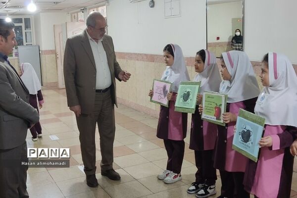 جشن هفته سلامت و تقدیر از مراقبان و سفیران سلامت در مدرسه شهید مرادی ناحیه یک شهرری