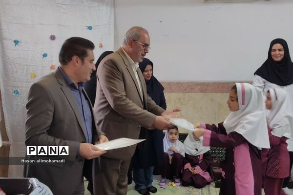جشن هفته سلامت و تقدیر از مراقبان و سفیران سلامت در مدرسه شهید مرادی ناحیه یک شهرری