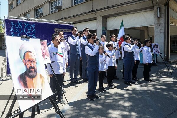 اجرای گروه سرود سازمان دانش‌آموزی در حاشیه نماز جمعه تهران