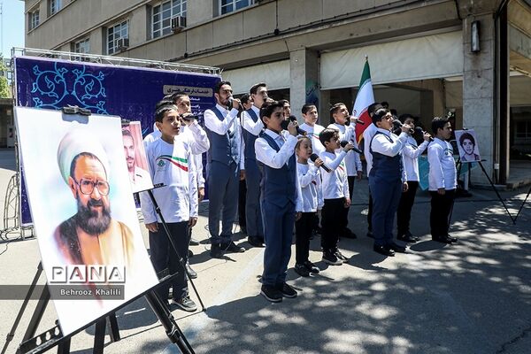 اجرای گروه سرود سازمان دانش‌آموزی در حاشیه نماز جمعه تهران