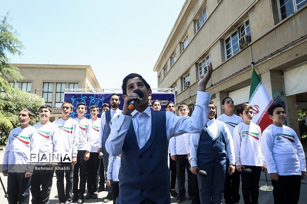 اجرای گروه سرود سازمان دانش‌آموزی در حاشیه نماز جمعه تهران