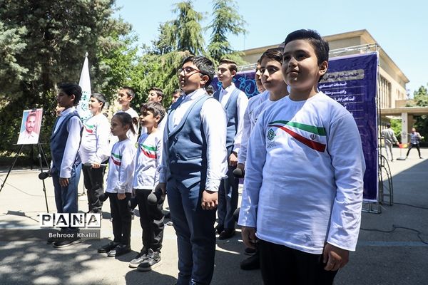 اجرای گروه سرود سازمان دانش‌آموزی در حاشیه نماز جمعه تهران