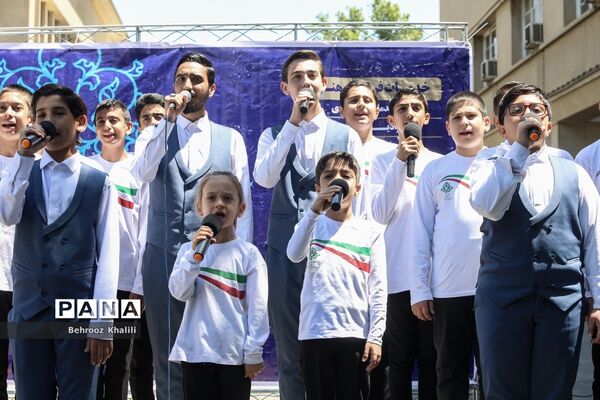 اجرای گروه سرود سازمان دانش‌آموزی در حاشیه نماز جمعه تهران