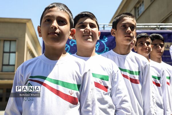 اجرای گروه سرود سازمان دانش‌آموزی در حاشیه نماز جمعه تهران