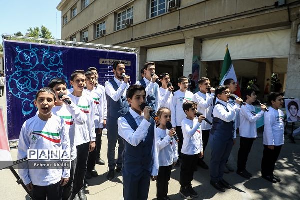 اجرای گروه سرود سازمان دانش‌آموزی در حاشیه نماز جمعه تهران