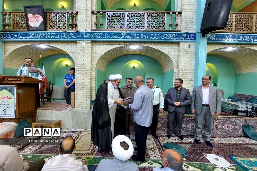 تقدیر از معلمان نمونه در نماز‌جمعه کن