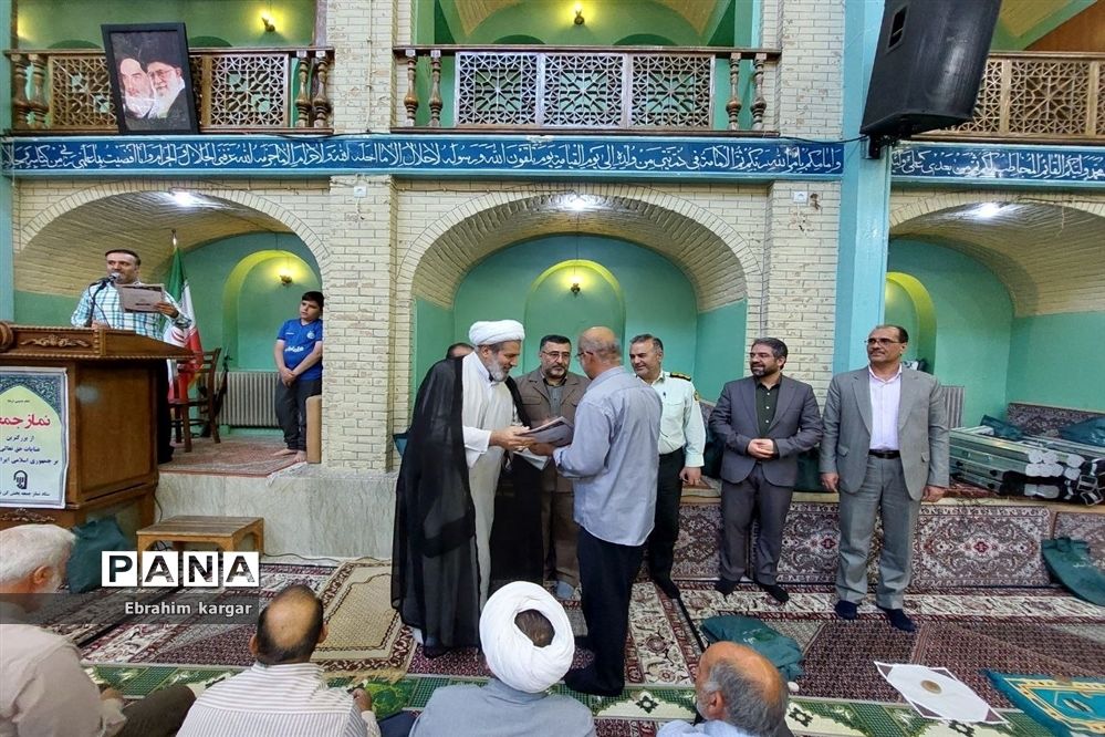 تقدیر از معلمان نمونه در نماز‌جمعه کن