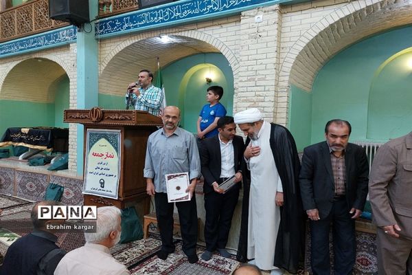 تقدیر از معلمان نمونه در نماز‌جمعه کن