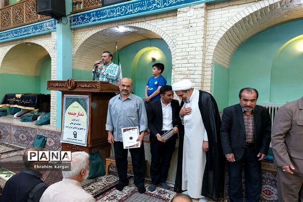 تقدیر از معلمان نمونه در نماز‌جمعه کن