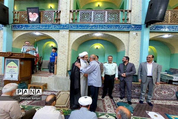 تقدیر از معلمان نمونه در نماز‌جمعه کن