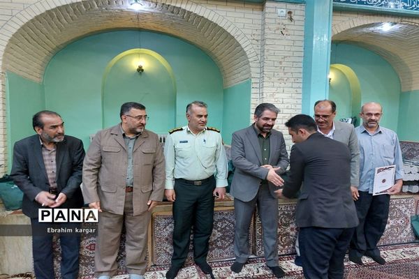 تقدیر از معلمان نمونه در نماز‌جمعه کن