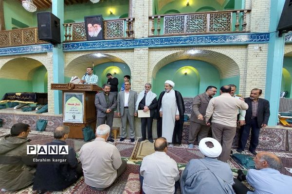 تقدیر از معلمان نمونه در نماز‌جمعه کن