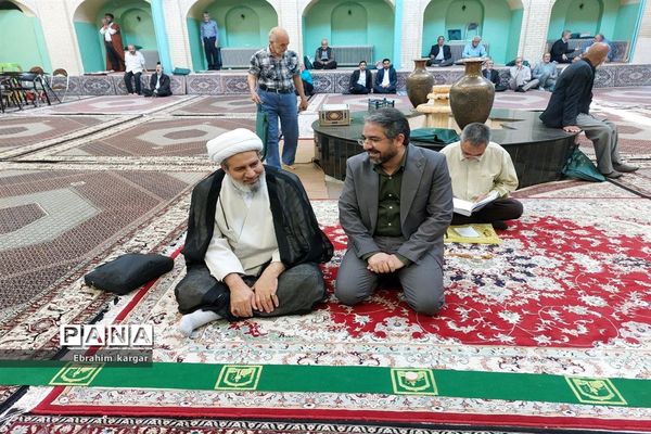 تقدیر از معلمان نمونه در نماز‌جمعه کن