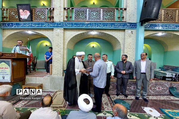تقدیر از معلمان نمونه در نماز‌جمعه کن