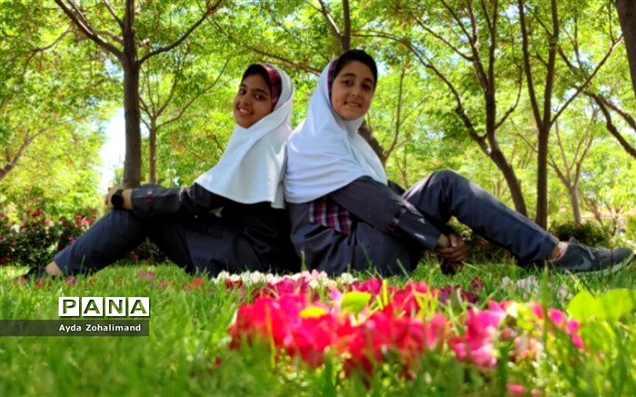 اجرای لباهنگ "معلم خوب من" توسط دانش‌آموز خبرنگاران در شهرستان ‌رباط کریم/فیلم