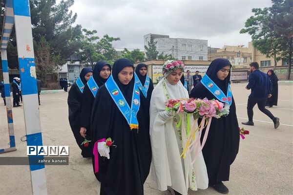 نواختن زنگ سپاس معلم در دبیرستان دخترانه 22 بهمن