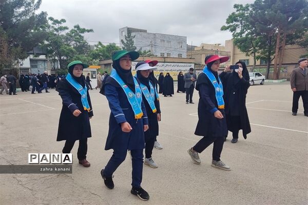 نواختن زنگ سپاس معلم در دبیرستان دخترانه 22 بهمن