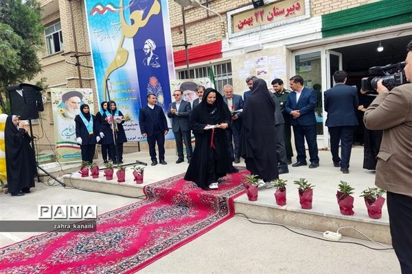 نواختن زنگ سپاس معلم در دبیرستان دخترانه 22 بهمن