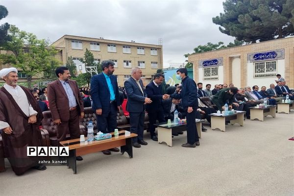 نواختن زنگ سپاس معلم در دبیرستان دخترانه 22 بهمن