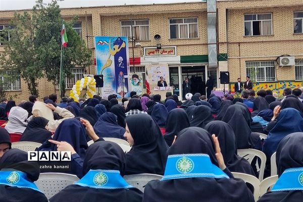 نواختن زنگ سپاس معلم در دبیرستان دخترانه 22 بهمن