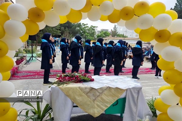نواختن زنگ سپاس معلم در دبیرستان دخترانه 22 بهمن