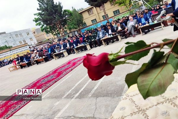 نواختن زنگ سپاس معلم در دبیرستان دخترانه 22 بهمن